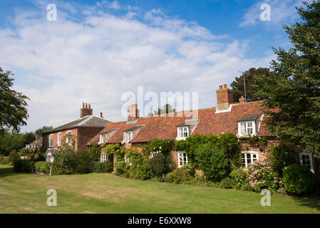 Hübsche Hütten im Dorf, Orford, Suffolk, England, UK. Stockfoto