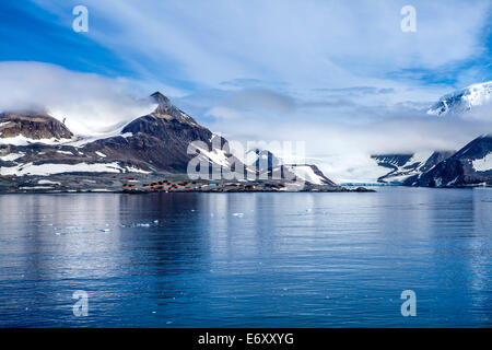 Antarktis außergewöhnlicher natürlicher Schönheit, Hope Bay, Trinity-Halbinsel mit der wissenschaftlichen Grundlage Esperanza Argentina in der staatlich Stockfoto