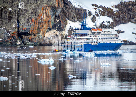 Schiff vor Anker in einer Bucht an der antarktischen Halbinsel Foto; 28. Dezember 2011 Stockfoto