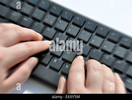 Nahaufnahme von Frau tippen am Computer-Tastatur mit zusätzlichen Zoom-Effekt Stockfoto