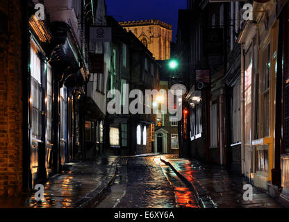 Die Shambles York nachts nach Regenfällen. Stockfoto