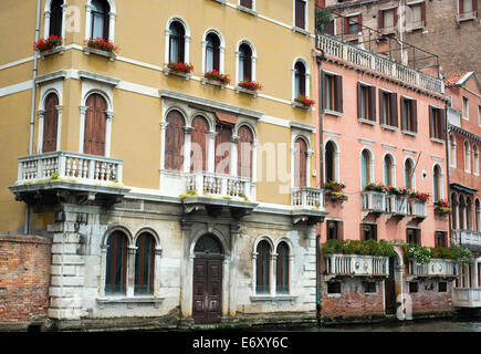 Ansicht von Gebäuden entlang des Canal Grande, Venedig, Italien Stockfoto