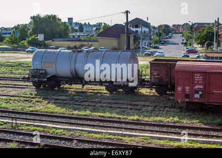 Güterwagen, die Stationierung in der Nähe des Bahnhofs am Nachmittag Stockfoto