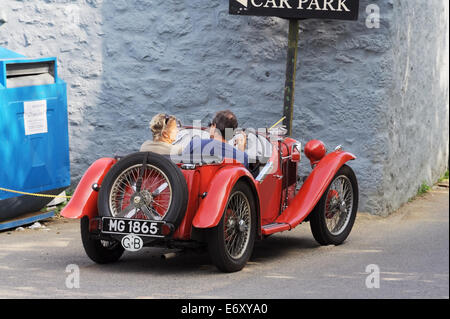 Ein Mann und eine Frau saß In einem geparkten MG-Sportwagen Stockfoto