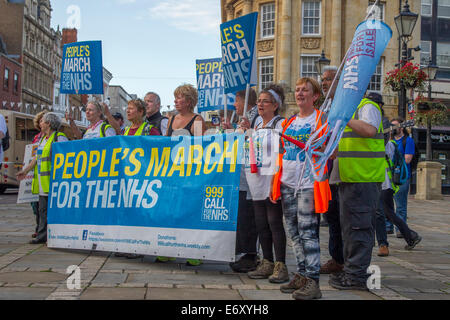 Northampton, UK. 1. September 2014. NHS Protestmarsch von Gruppe von 11 Mütter von Darlington erreichen Northampton Town Centre, 300 Meilen, marschieren sie landesweit unter den gleichen Weg wie die Jarrow März 78 Jahren von Jarrow nach London. Es soll das Bewusstsein für die Privatisierung des NHS und markieren Sie die Schäden, die von der Health and Social Care Act verursacht werden. Der Marsch wird in der Hauptstadt (London) am 6. September enden. Bildnachweis: Keith J Smith. / Alamy Live News Stockfoto