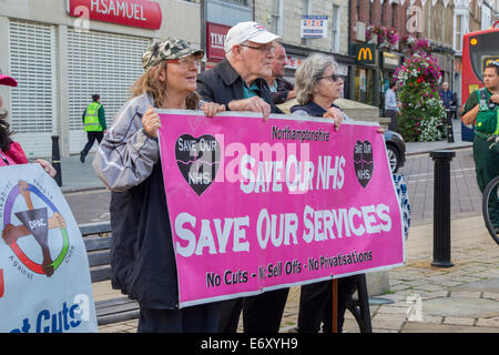 Northampton, UK. 1. September 2014. NHS Protestmarsch von Gruppe von 11 Mütter von Darlington erreichen Northampton Town Centre, 300 Meilen, marschieren sie landesweit unter den gleichen Weg wie die Jarrow März 78 Jahren von Jarrow nach London. Es soll das Bewusstsein für die Privatisierung des NHS und markieren Sie die Schäden, die von der Health and Social Care Act verursacht werden. Der Marsch wird in der Hauptstadt (London) am 6. September enden. Bildnachweis: Keith J Smith. / Alamy Live News Stockfoto