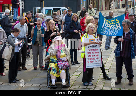 Northampton, UK. 1. September 2014. NHS Protestmarsch von Gruppe von 11 Mütter von Darlington erreichen Northampton Town Centre, 300 Meilen, marschieren sie landesweit unter den gleichen Weg wie die Jarrow März 78 Jahren von Jarrow nach London. Es soll das Bewusstsein für die Privatisierung des NHS und markieren Sie die Schäden, die von der Health and Social Care Act verursacht werden. Der Marsch wird in der Hauptstadt (London) am 6. September enden. Bildnachweis: Keith J Smith. / Alamy Live News Stockfoto