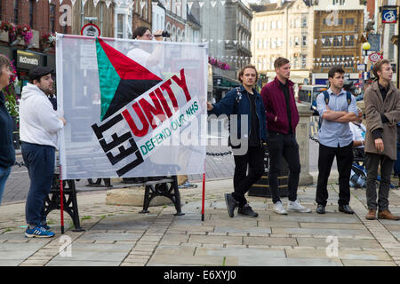 Northampton, UK. 1. September 2014. NHS Protestmarsch von Gruppe von 11 Mütter von Darlington erreichen Northampton Town Centre, 300 Meilen, marschieren sie landesweit unter den gleichen Weg wie die Jarrow März 78 Jahren von Jarrow nach London. Es soll das Bewusstsein für die Privatisierung des NHS und markieren Sie die Schäden, die von der Health and Social Care Act verursacht werden. Der Marsch wird in der Hauptstadt (London) am 6. September enden. Bildnachweis: Keith J Smith. / Alamy Live News Stockfoto