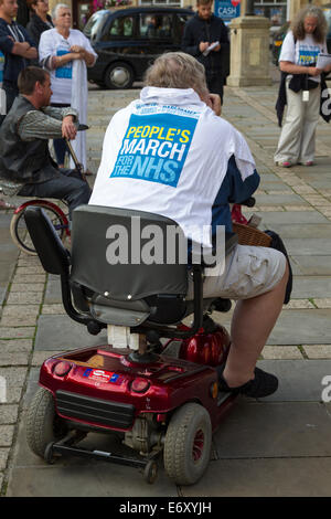 Northampton, UK. 1. September 2014. NHS Protestmarsch von Gruppe von 11 Mütter von Darlington erreichen Northampton Town Centre, 300 Meilen, marschieren sie landesweit unter den gleichen Weg wie die Jarrow März 78 Jahren von Jarrow nach London. Es soll das Bewusstsein für die Privatisierung des NHS und markieren Sie die Schäden, die von der Health and Social Care Act verursacht werden. Der Marsch wird in der Hauptstadt (London) am 6. September enden. Bildnachweis: Keith J Smith. / Alamy Live News Stockfoto