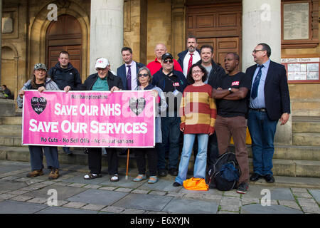 Northampton, UK. 1. September 2014. NHS Protestmarsch von Gruppe von 11 Mütter von Darlington erreichen Northampton Town Centre, 300 Meilen, marschieren sie landesweit unter den gleichen Weg wie die Jarrow März 78 Jahren von Jarrow nach London. Es soll das Bewusstsein für die Privatisierung des NHS und markieren Sie die Schäden, die von der Health and Social Care Act verursacht werden. Der Marsch wird in der Hauptstadt (London) am 6. September enden. Bildnachweis: Keith J Smith. / Alamy Live News Stockfoto