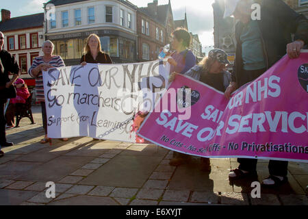 Northampton, UK. 1. September 2014. NHS Protestmarsch von Gruppe von 11 Mütter von Darlington erreichen Northampton Town Centre, 300 Meilen, marschieren sie landesweit unter den gleichen Weg wie die Jarrow März 78 Jahren von Jarrow nach London. Es soll das Bewusstsein für die Privatisierung des NHS und markieren Sie die Schäden, die von der Health and Social Care Act verursacht werden. Der Marsch wird in der Hauptstadt (London) am 6. September enden. Bildnachweis: Keith J Smith. / Alamy Live News Stockfoto