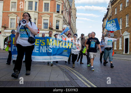 Northampton, UK. 1. September 2014. NHS Protestmarsch von Gruppe von 11 Mütter von Darlington erreichen Northampton Town Centre, 300 Meilen, marschieren sie landesweit unter den gleichen Weg wie die Jarrow März 78 Jahren von Jarrow nach London. Es soll das Bewusstsein für die Privatisierung des NHS und markieren Sie die Schäden, die von der Health and Social Care Act verursacht werden. Der Marsch wird in der Hauptstadt (London) am 6. September enden. Bildnachweis: Keith J Smith. / Alamy Live News Stockfoto