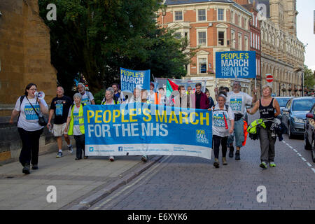 Northampton, UK. 1. September 2014. NHS Protestmarsch von Gruppe von 11 Mütter von Darlington erreichen Northampton Town Centre, 300 Meilen, marschieren sie landesweit unter den gleichen Weg wie die Jarrow März 78 Jahren von Jarrow nach London. Es soll das Bewusstsein für die Privatisierung des NHS und markieren Sie die Schäden, die von der Health and Social Care Act verursacht werden. Der Marsch wird in der Hauptstadt (London) am 6. September enden. Bildnachweis: Keith J Smith. / Alamy Live News Stockfoto