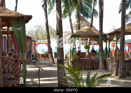 Beachresort mit Bungalows direkt am Strand, Agonda, Goa, Indien, Sonnensegel und bar Stockfoto