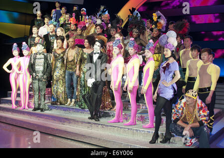 Culcha Candela-Meeting-Ensemble von "Show me" im Friedrichstadtpalast Featuring: Atmosphäre wo: Berlin, Deutschland bei: 27. Februar 2014 Stockfoto