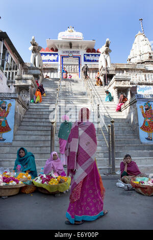 Stufen hinauf zum Jagdish Tempel mit Frauen in Saris verkaufen Angebote, Udaipur, Rajasthan, Indien Stockfoto