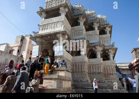 Hindus und Touristen am Jagdish Tempel, Udaipur, Rajasthan, Indien Stockfoto