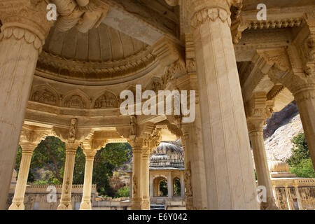 Säulen und Gewölbe des ein Kenotaph von the Royal Gaitor, Jaipur, Rajasthan, Indien Stockfoto