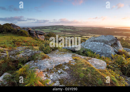 Sonnenaufgang von Helman Tor schroffen Felsen aus Granit und Moor in der Nähe von Bodmin in Cornwall, in Richtung Sweetshouse Stockfoto