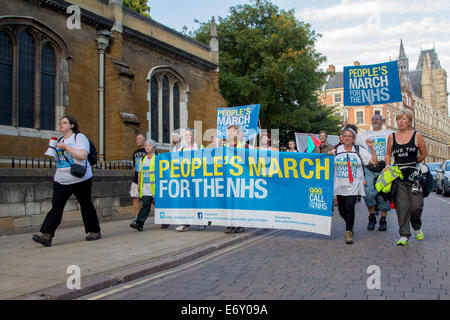 Northampton, UK. 1. September 2014. NHS Protestmarsch von Gruppe von 11 Mütter von Darlington erreichen Northampton Town Centre, 300 Meilen, marschieren sie landesweit unter den gleichen Weg wie die Jarrow März 78 Jahren von Jarrow nach London. Es soll das Bewusstsein für die Privatisierung des NHS und markieren Sie die Schäden, die von der Health and Social Care Act verursacht werden. Der Marsch wird in der Hauptstadt (London) am 6. September enden. Bildnachweis: Keith J Smith. / Alamy Live News Stockfoto