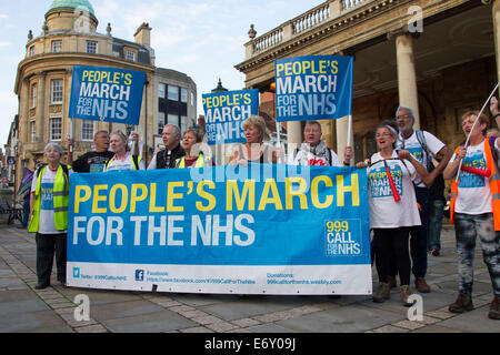 Northampton, UK. 1. September 2014. NHS Protestmarsch von Gruppe von 11 Mütter von Darlington erreichen Northampton Town Centre, 300 Meilen, marschieren sie landesweit unter den gleichen Weg wie die Jarrow März 78 Jahren von Jarrow nach London. Es soll das Bewusstsein für die Privatisierung des NHS und markieren Sie die Schäden, die von der Health and Social Care Act verursacht werden. Der Marsch wird in der Hauptstadt (London) am 6. September enden. Bildnachweis: Keith J Smith. / Alamy Live News Stockfoto