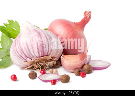 Knoblauch und Zwiebel auf weißem Hintergrund mit Pfeffer und Petersilie Stockfoto