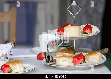 Scones und Erdbeeren auf einer Etagere für Sahne Tees Stockfoto