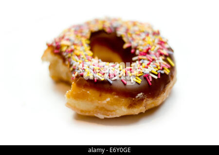 Gebissen Donut isoliert auf weißem Hintergrund Stockfoto