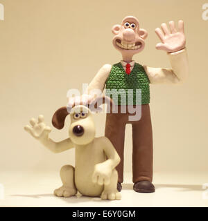Wallace und Gromit Zeichen winken. Diese Modelle bestehen aus Harz statt Plastilin für das Ghibli-Museum in Japan. Stockfoto