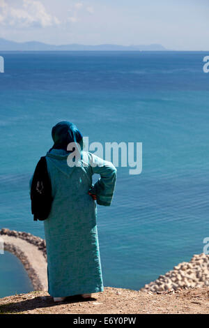 Frau, Blick auf die Meerenge von Gibraltar, Tanger, Marokko Stockfoto