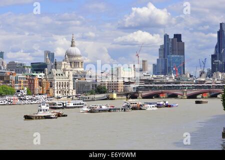 Skyline von London mit Blick auf den Osten von der Waterloo Bridge. England, Großbritannien Stockfoto