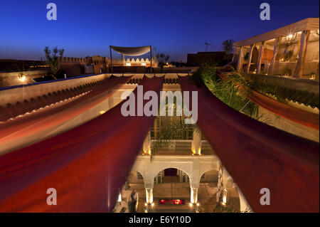 Dachterrasse und Innenhof, Riad Anayela Marrakesch, Marokko Stockfoto