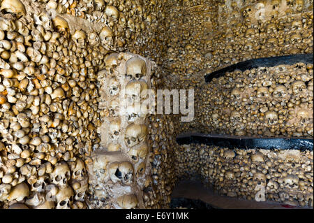 Menschliche Schädel an den Wänden der Kapelle des verstorbenen Alcantarilha Algarve Portugal Stockfoto