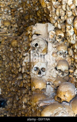 Menschliche Schädel an den Wänden der Kapelle des verstorbenen Alcantarilha Algarve Portugal Stockfoto