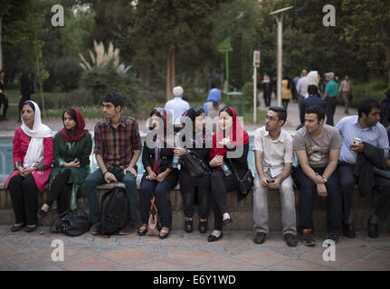 Teheran, Iran. 1. September 2014. Iranische Jugend sitzen auf einer Seite eines Pools in Teherans Künstler Park. Bildnachweis: Morteza Nikoubazl/ZUMA Draht/Alamy Live-Nachrichten Stockfoto