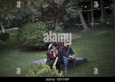 Teheran, Iran. 1. September 2014. Zwei iranische Frauen sitzen unter einer Skulptur in Teherans Künstler Park. Bildnachweis: Morteza Nikoubazl/ZUMA Draht/Alamy Live-Nachrichten Stockfoto