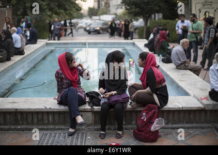 Teheran, Iran. 1. September 2014. Iranische junge Frauen sitzen auf einer Seite eines Pools in Teherans Künstler Park. Bildnachweis: Morteza Nikoubazl/ZUMA Draht/Alamy Live-Nachrichten Stockfoto