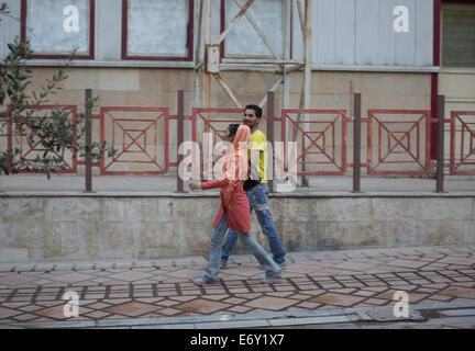 Teheran, Iran. 1. September 2014. Eine iranische paar Fuß in Teherans Künstler Park. Bildnachweis: Morteza Nikoubazl/ZUMA Draht/Alamy Live-Nachrichten Stockfoto