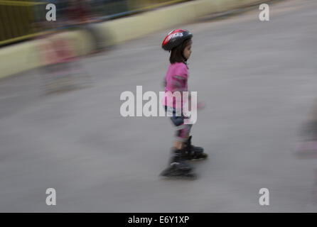 Teheran, Iran. 1. September 2014. Eine iranische Mädchen Rollschuhe in Teherans Künstler Park. Bildnachweis: Morteza Nikoubazl/ZUMA Draht/Alamy Live-Nachrichten Stockfoto