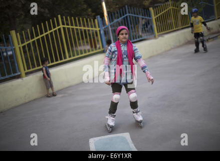 Teheran, Iran. 1. September 2014. Eine iranische Mädchen Rollschuhe in Teherans Künstler Park. Bildnachweis: Morteza Nikoubazl/ZUMA Draht/Alamy Live-Nachrichten Stockfoto