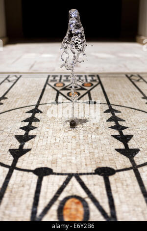 Hof-Springbrunnen mit Wasserstrahl, Riad Makassar, Marrakesch, Marokko Stockfoto