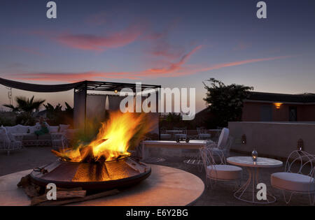 Auf dem Dachterrasse mit Kamin, Riad Nashira, Marrakesch, Marokko Stockfoto