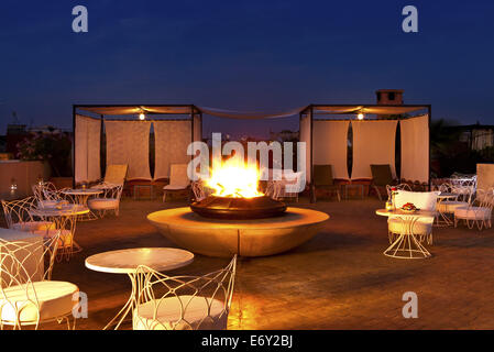 Auf dem Dachterrasse mit Kamin, Riad Nashira, Marrakesch, Marokko Stockfoto