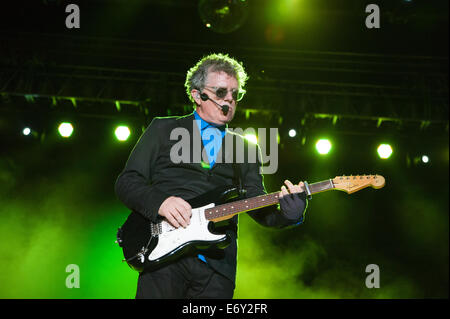 Musiker Tom Bailey von Thompson Twins führt auf der Bühne zur Unterstützung Retro Futuro-Tour mit Howard Jones am 31. August 2014 Stockfoto