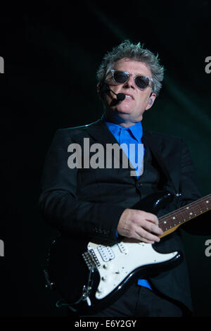 Musiker Tom Bailey von Thompson Twins führt auf der Bühne zur Unterstützung Retro Futuro-Tour mit Howard Jones am 31. August 2014 Stockfoto