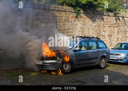 Eine ruhigen Feuer fängt am Sonntag Morgen in einer Wohnstraße in Edinburgh ein Kraftfahrzeug, wahrscheinlich durch eine elektrische Störung. Stockfoto