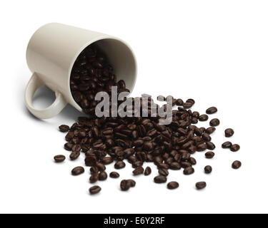 Kaffeebecher mit verschütteten Bohnen, Isolated on White Background. Stockfoto