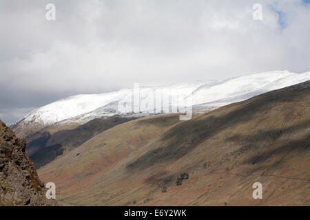 Sturm und Dusche Wolken über den Schnee begrenzt Gipfel des Lakelandpoeten vom Helm Crag über Grasmere Cumbria England Stockfoto