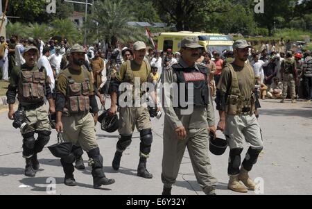 Islamabad, Pakistan. 1. September 2014. Pakistanische Soldaten kommen in Pakistan-Fernsehgebäude nach eine Menge von Anti-Regierungs-Demonstranten das Gebäude stürmten und nahm-aus dem Kanal in Islamabad on Air. Demonstranten unter der Leitung von Imran Khan, ein Held Cricket Spieler gedreht-Politiker, Führer der Opposition und Tahir Ul-Qadri, ein Feuerkopf Kleriker sind seit Wochen versucht, die Regierung von Premierminister Nawaz Sharif stürzen auf den Straßen. Bildnachweis: Pazifische Presse/Alamy Live-Nachrichten Stockfoto