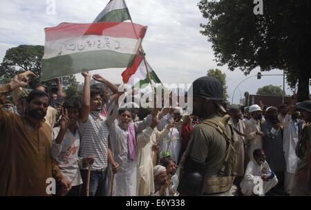 Islamabad, Pakistan. 1. September 2014. Pakistanische Soldaten kommen in Pakistan-Fernsehgebäude nach eine Menge von Anti-Regierungs-Demonstranten das Gebäude stürmten und nahm-aus dem Kanal in Islamabad on Air. Demonstranten unter der Leitung von Imran Khan, ein Held Cricket Spieler gedreht-Politiker, Führer der Opposition und Tahir Ul-Qadri, ein Feuerkopf Kleriker sind seit Wochen versucht, die Regierung von Premierminister Nawaz Sharif stürzen auf den Straßen. Bildnachweis: Pazifische Presse/Alamy Live-Nachrichten Stockfoto